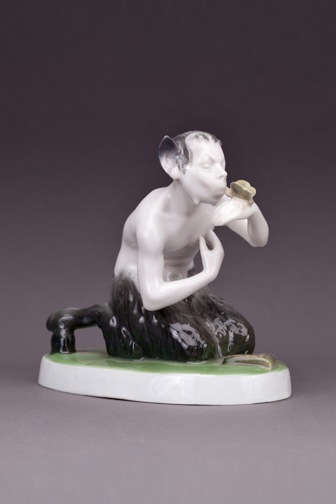 Faun s motýlem | porcelán